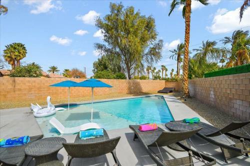 Large New Pool W Massive Tanning Shelf Staycations