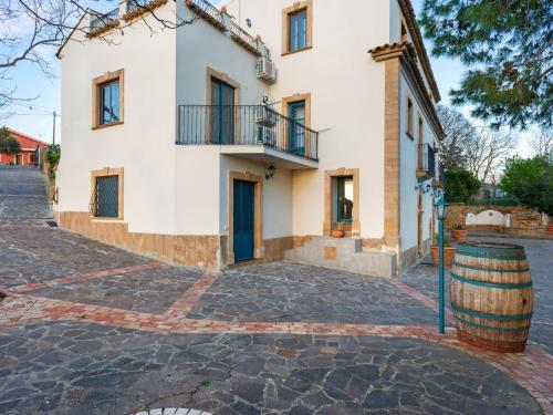 Charming Holiday Home In Caltagirone With Garden