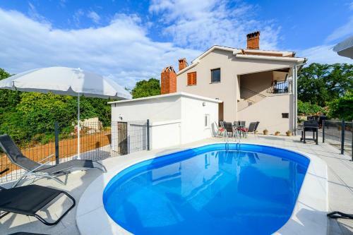 Apartment Lara With Swimming Pool - Paradiz
