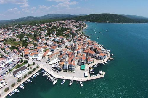 Apartments With A Parking Space Pirovac, Sibenik - 19931