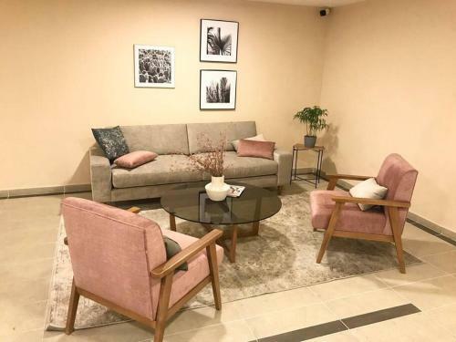 Gorgeous 3 Bedroom Apartment Condo With Balcony