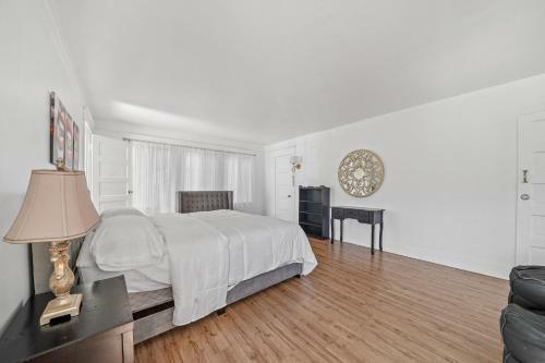 Spacious 5 Bedroom House Sleeps 13 Free Parking