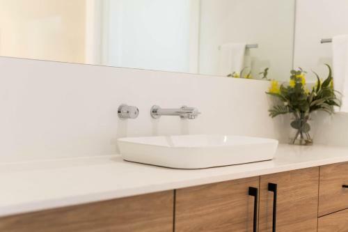 Hideaway On Curran - Modern & Comfy Retreat In Cbd Firepit