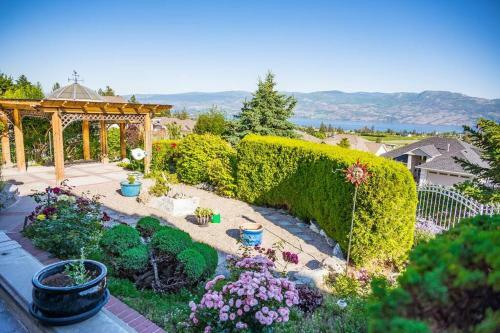 Cheerful 3-bedroom Home In West Kelowna