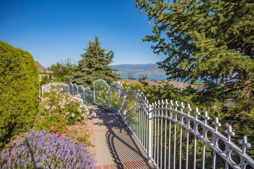 Cheerful 3-bedroom Home In West Kelowna