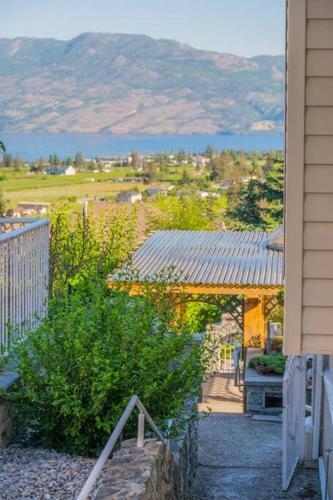 Cheerful 3-bedroom Home In West Kelowna