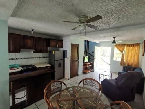 Casa Con Balc�n,3 Rec�maras, Alberca Compartida