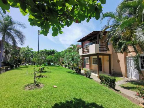 Casa Con Balc�n,3 Rec�maras, Alberca Compartida