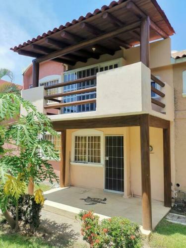 Casa Con Balc�n,3 Rec�maras, Alberca Compartida