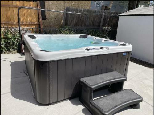 90s Theme Hot Tub W/ Volleyball & Pet Friendly