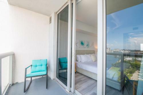 Gorgeous 1br 1bth W Water Views, Balcony, Kitchen,pool