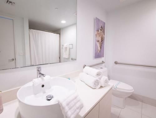 2803ab Yg Chic 2 Br 2bth Water Views Modern Kitchen Balcony Gym Pool 28th Fl 2803ab