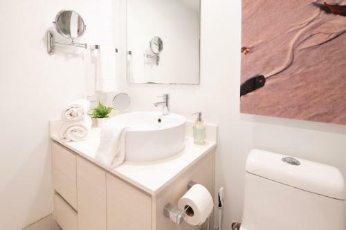 2803ab Yg Chic 2 Br 2bth Water Views Modern Kitchen Balcony Gym Pool 28th Fl 2803ab