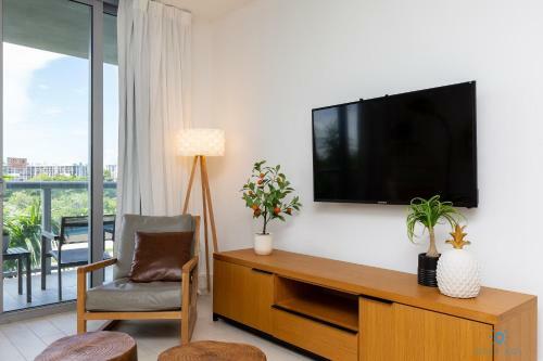 Tropical Apartment W Balcony 2 Br & 2 Bath Resort W Pool