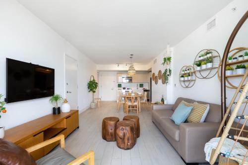 Tropical Apartment W Balcony 2 Br & 2 Bath Resort W Pool
