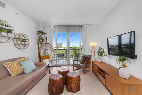 Tropical Apartment W Balcony 2 Br & 2 Bath Resort W Pool