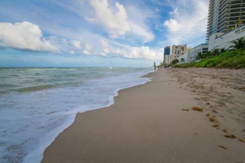 Chic 1br 1bth W Water Views Balcony Modern Kitchen Pool Gym