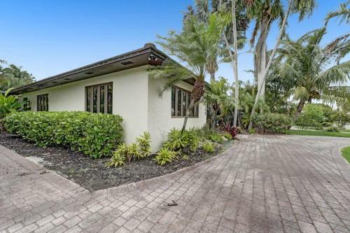 Professionally Decorated Luxury 3br & Private Pool