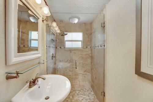 The Blue Pearl 2bd 2ba Private Pool And Garden