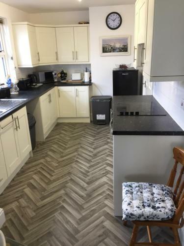 Modern 2 Bed Apartment In Central Exmouth