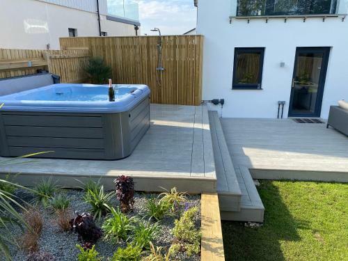 Spacious, Contemporary Seaside Luxury With Hot Tub