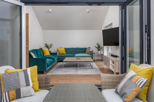 Spacious, Contemporary Seaside Luxury With Hot Tub