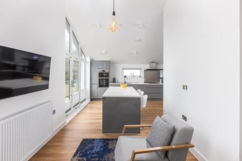 Spacious, Contemporary Seaside Luxury With Hot Tub