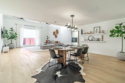 Apartamento New! Spacious Modern Townhome In The City!