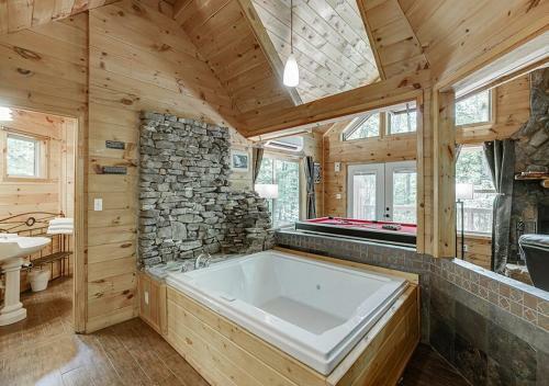 Villa 2 Person Jacuzzi Spa W Creekside Firepit