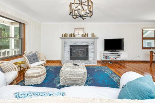 Seclusion Retreat! With Private Pool! 4 Bedroom, 2 Bath Home On St Simons!