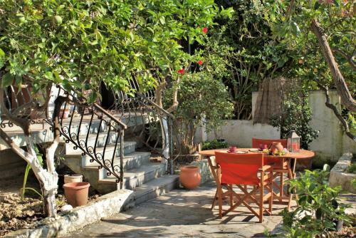 Dana S Holiday House
