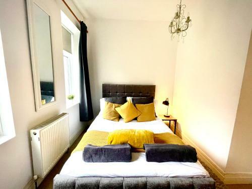 Central Serviced Apartment With Free Parking!