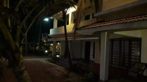 Hostal Kizhunna Rock Beach House
