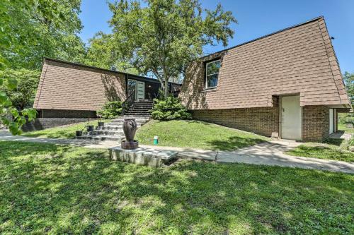 Serene Joliet Home With Grill, 3 Mi To Speedway