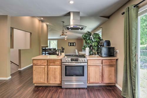 Serene Joliet Home With Grill, 3 Mi To Speedway