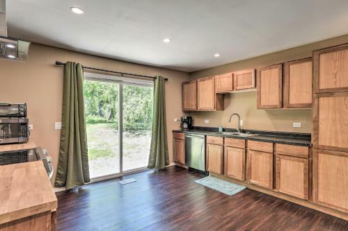 Serene Joliet Home With Grill, 3 Mi To Speedway