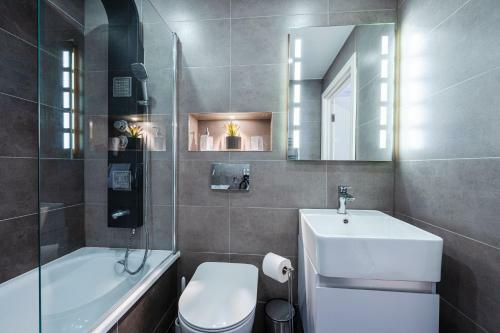 Stunning Town Centre Apartment -free On Site Parking!