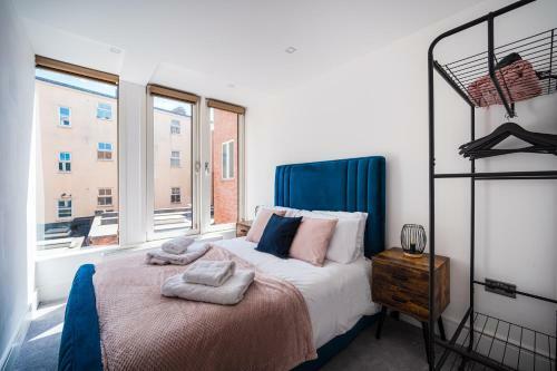 Stunning Town Centre Apartment -free On Site Parking!