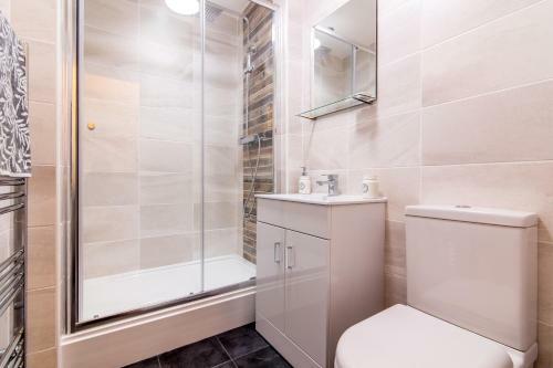 Modern 2 Bedroom Apartment W/ Free Private Parking