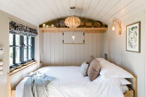 New Luxury Shepherd's Hut With Hot Tub In Cornwall