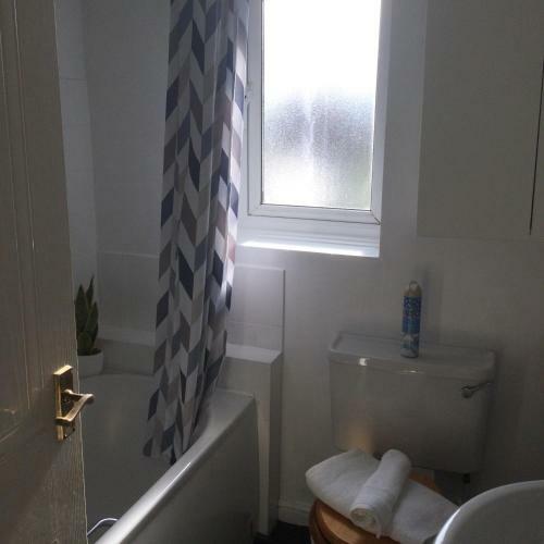 6 Beds Sleeps 7- Elegance Leisure Stay, Oldham