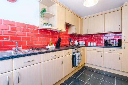 ? 3 Bed House ? Leisure/business ? Free Parking