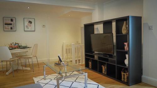 Modern & Spacious Leeds City Centre Apartment With Parking - Sleeps 5