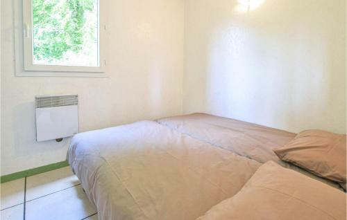 Nice Home In Colleville With Wifi And 2 Bedrooms