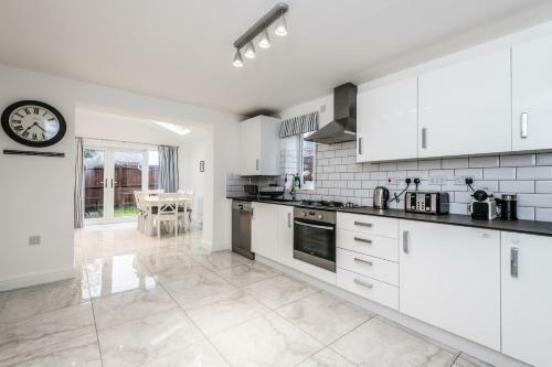Host Apartments Homely 3 Bedrooms-sleeps 8 Parking