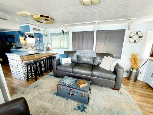 2 Story Houseboat Kayakfish Pets
