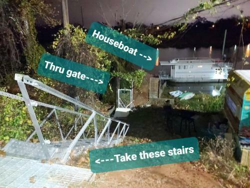 2 Story Houseboat Kayakfish Pets