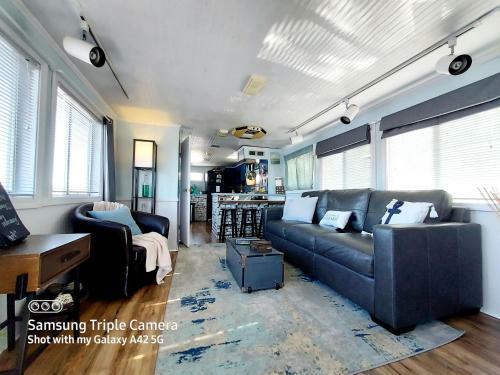 2 Story Houseboat Kayakfish Pets