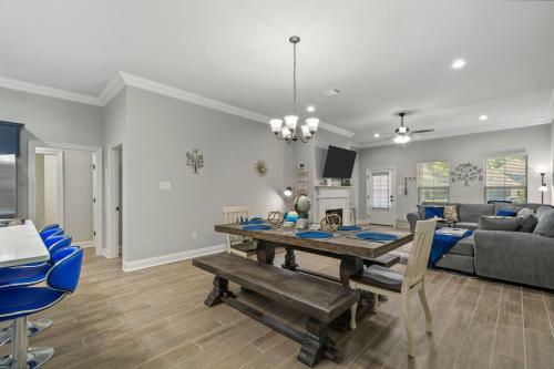 Central, New & Modern: Your Space Away From Home!!