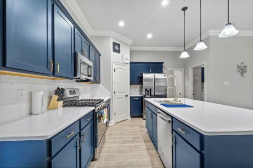 Central, New & Modern: Your Space Away From Home!!